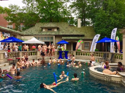 Manhunt Bubbles Pool Party 