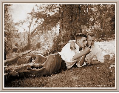  Beautiful couple in New England 1948 || Source: everydaygay.blogspot.com/