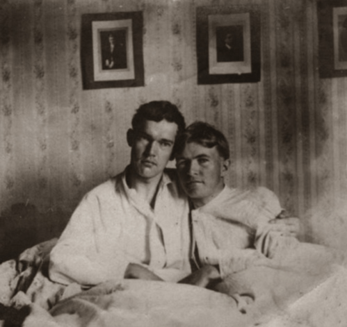 vintage-gay-couple-in-bed