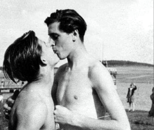 men kissing 